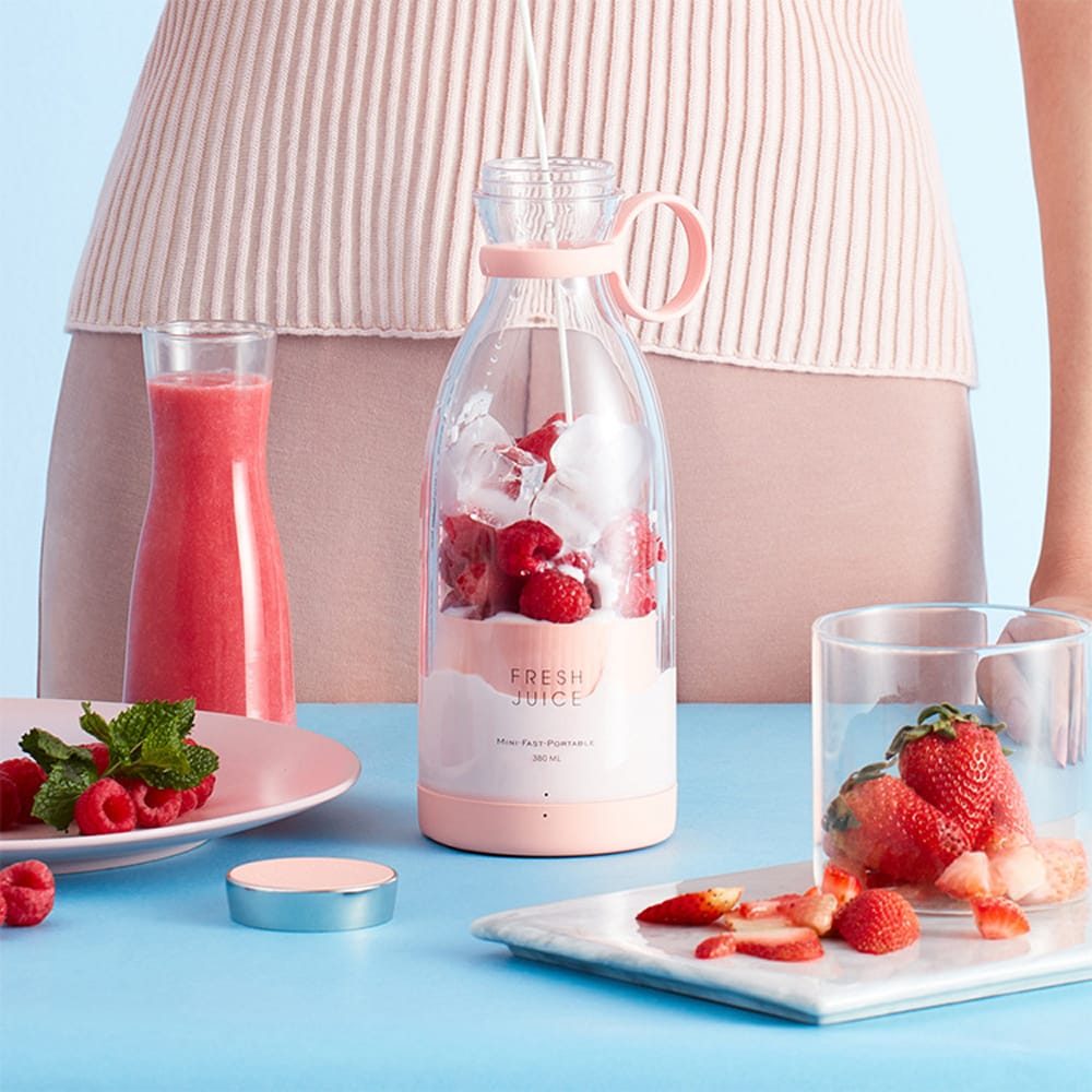 6-Blade Electric Portable Mini Juicer Bottle – USB Rechargeable & Waterproof Personal Blender